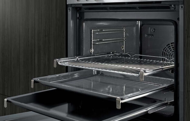 Einbau-Backofen von Siemens in moderner Nobilia Küche – professionelle Küchenrenovierung mit energieeffizienten Geräten und zeitlosem Design