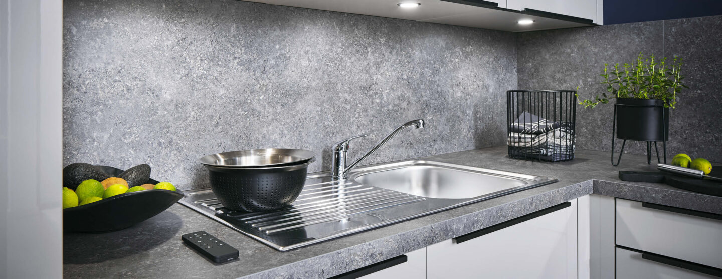 Nahaufnahme des Spülbereiches einer Küche von Häcker Küchen.