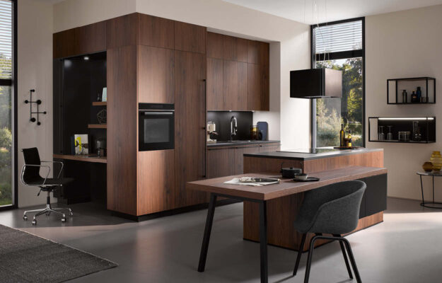 Moderne Küchen-Arbeitsplatzkombination von concept30 in dunkler Holzoptik mit Kochinsel.