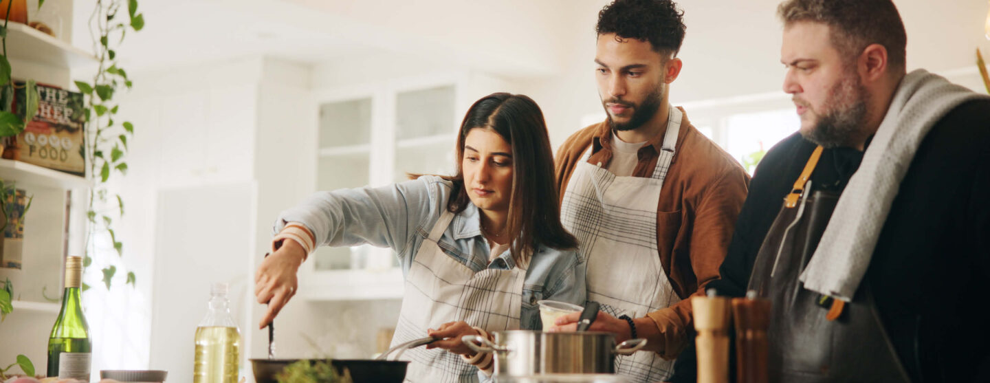 Menschen kochen gemeinsam – Inspiration für alle, die eine offene Küche planen und auf Gemeinschaft setzen.
