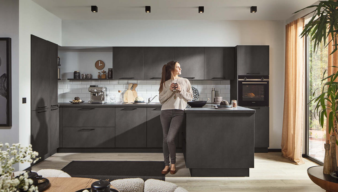 Offene Küche in dunklen Tönen – elegante Gestaltungsideen für stilvolles Kochen und Wohnen.