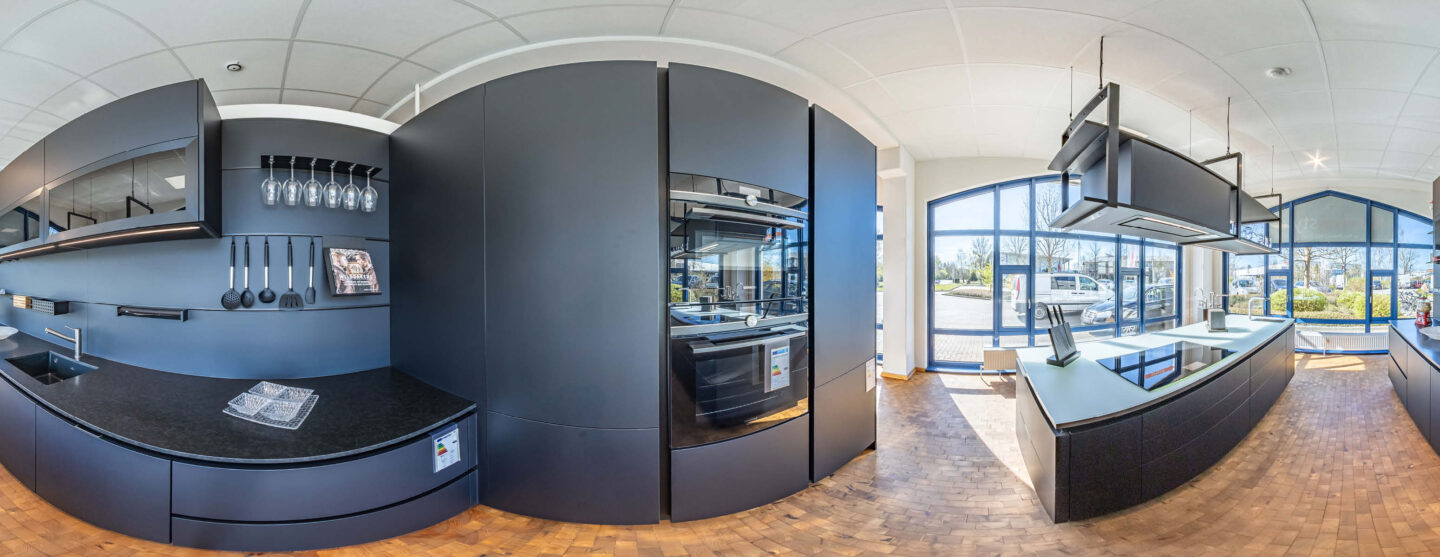 Foto der Ausstellung von Küchenstyle; aufgenommen mit einem massiven Fischauge.