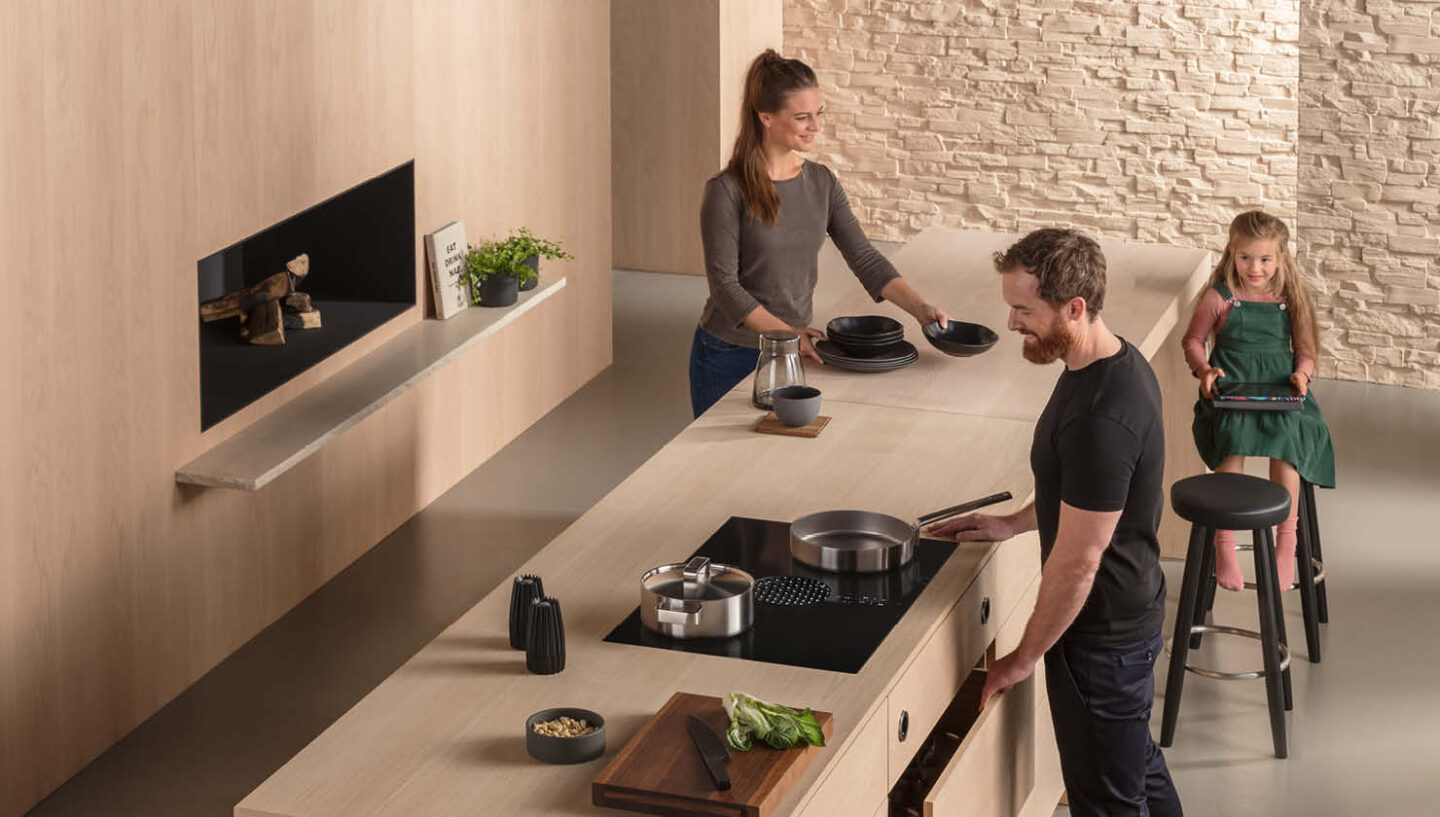 Familie kocht in einer modernen Küche.