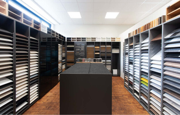 Oberflächen und Griffe Beratungsplatz im Küchenstudio von Küchenstyle – Kontakt