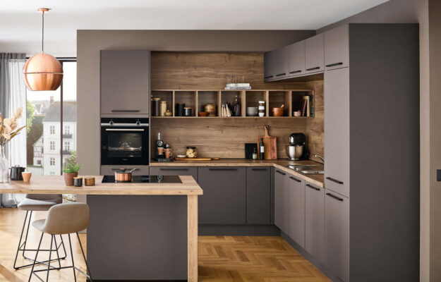 Dunkelgraue Küche in L-Form mit dunklen Holzakzenten.