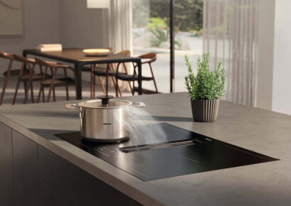 Modernes Kochfeld von Miele mit Muldenlüfter.