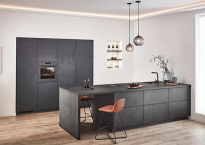 Moderne Küche in Schieferoptik in schwarz.