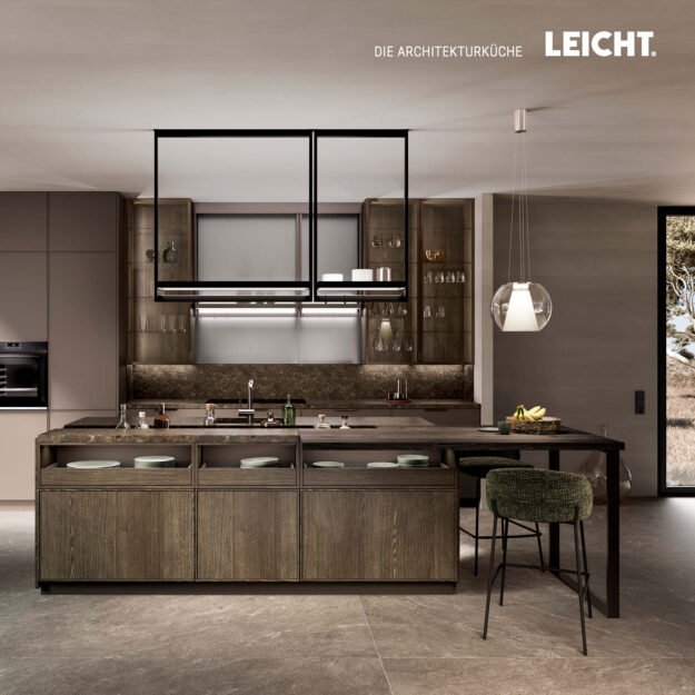 Leicht Küchen – moderne Dunke küche mit Kochinsel, Steinarbeitsplatte und dunklen Holzakzenten im Industriellen Stil.