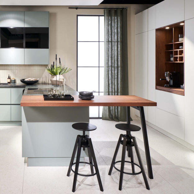 Moderne, helle Küche mit rötlichen Holzakzenten bei Küchenstyle Lübeck.