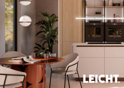 Moderne Küche von Leicht mit angrenzendem Essbereich. RUnde Ecken an der Kochinsel.