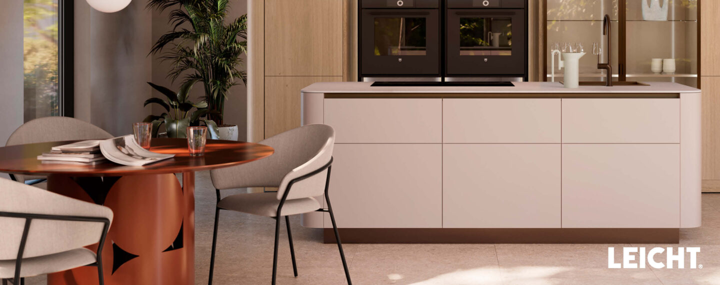 Moderne Küche von Leicht mit angrenzendem Essbereich. RUnde Ecken an der Kochinsel.