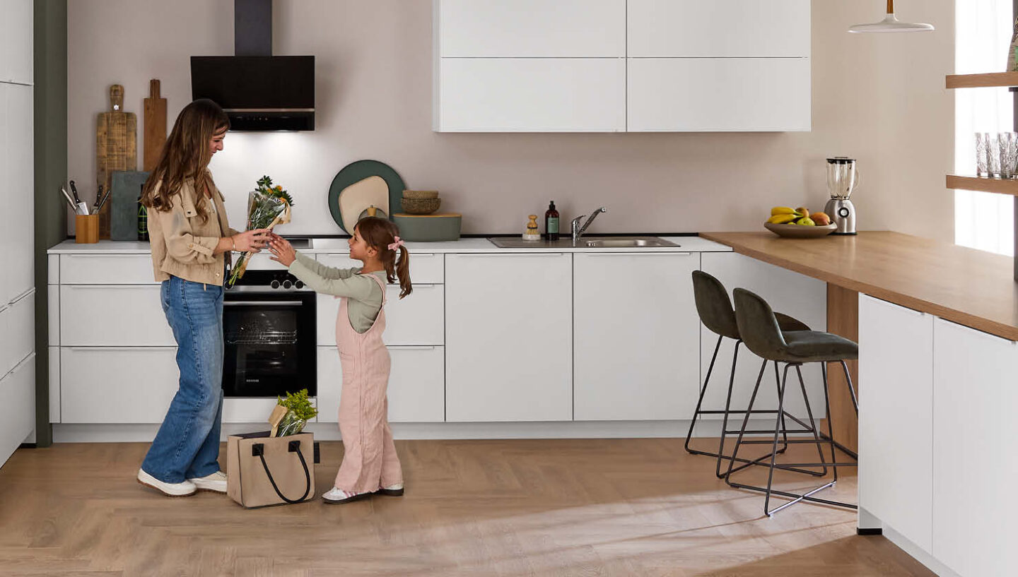 Multifunktionale Küche planen für Familien, offene Küche mit Essplatz, viel Bewegungsfreiheit und alltagstauglicher Arbeitsfläche.