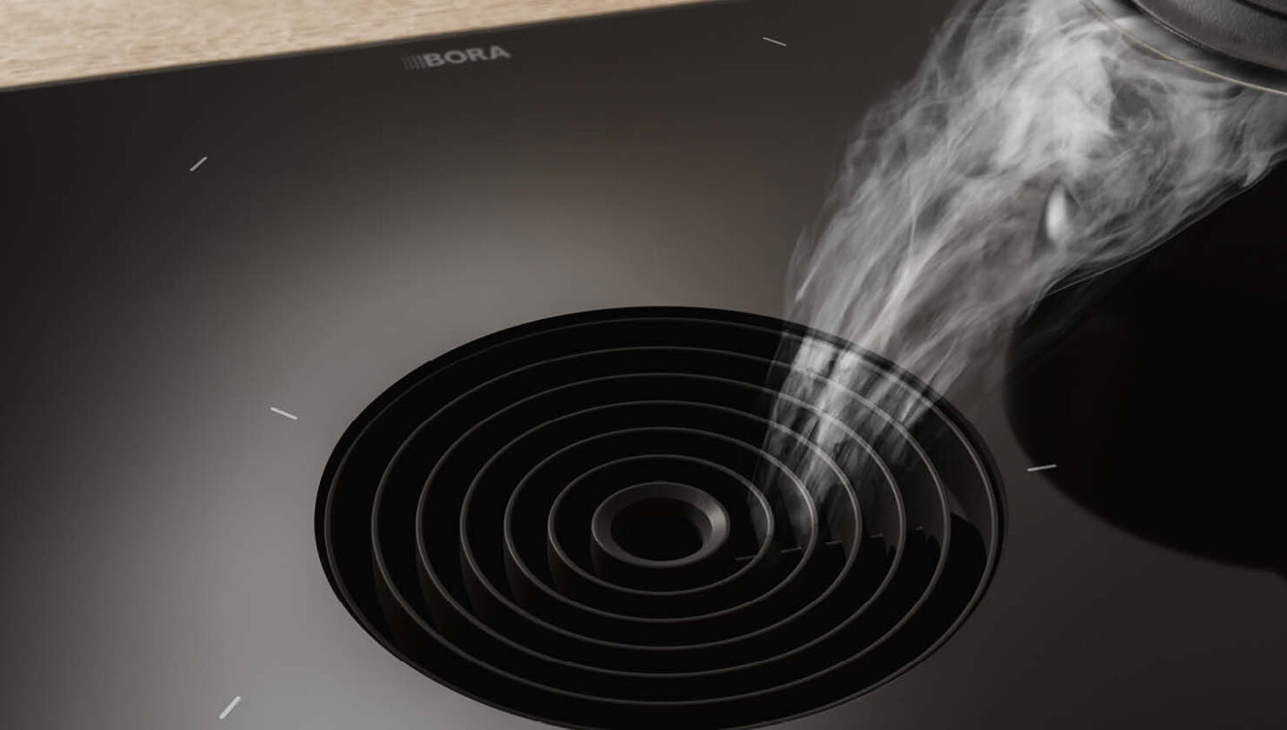 Nahaufnahme ovon einem Bora Kochfeldabzug, wie er Dunst abzieht.