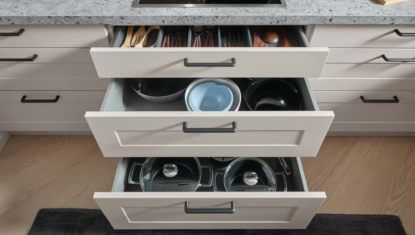 Multifunktionale Küche planen mit tiefen Schubladen und übersichtlicher Topfaufbewahrung für effiziente Abläufe im Küchenalltag.