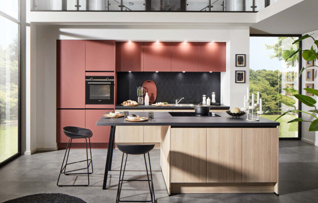 Moderne Küche mir roten Schränken, dunkler Arbeitsplatte und Holz-Kochinsel.