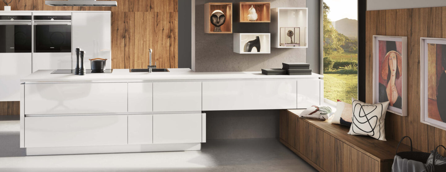 Moderne weiße Hochglanzküche mit Holzwänden und einer Holzsitzgelegenheit.