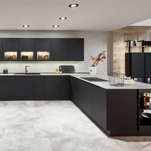 Moderne Nobilia Küche in mattem Schwarz mit Kücheninsel und indirekter Beleuchtung – hochwertige Einbauküche bei Küchenstyle.
