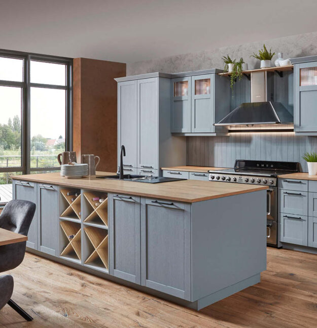Landhausküche von Nobilia in Grau mit Kochinsel, Holzarbeitsplatte und Weinfächern im Küchenstyle