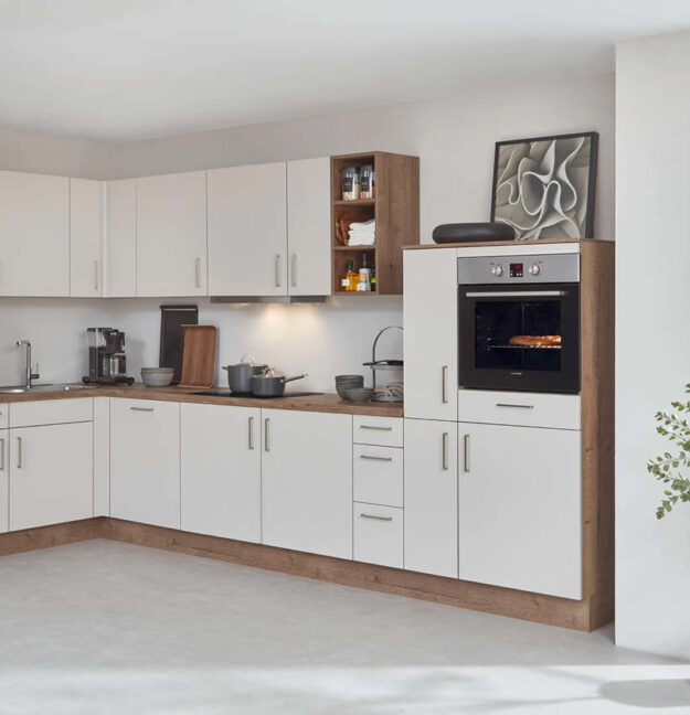 Moderne Nobilia Küche in Weiß mit Holzarbeitsplatte und Einbauofen im Küchenstyle