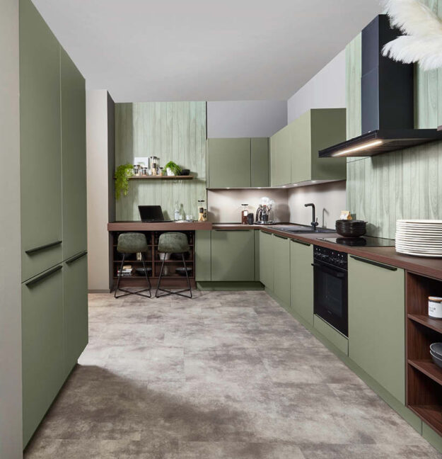 Nobilia Küche in Grün mit Holzarbeitsplatte, Sitzbereich und moderner Dunstabzugshaube im Küchenstyle