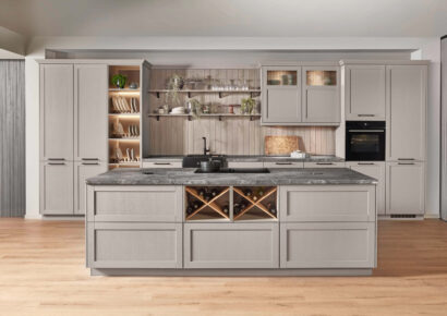 Nobilia Einbauküche in Grün mit Holzoptik-Arbeitsplatte und moderner Wandhaube – individuelle Küchenplanung von Küchenstyle.