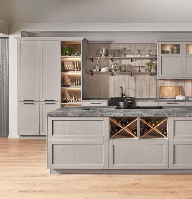 Nobilia Landhausküche in Beige mit Kochinsel, offenen Regalen und Weinfächern im Küchenstyle