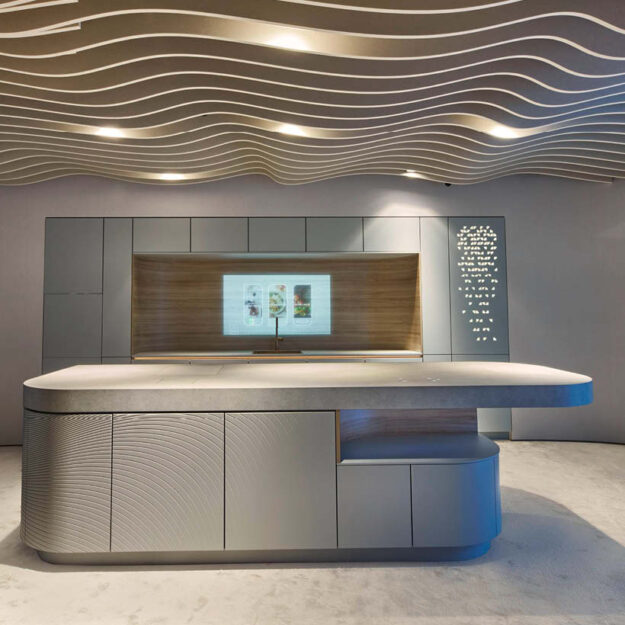 Futuristische Nobilia Designküche mit geschwungener Kücheninsel und moderner Beleuchtung – exklusive Küchen bei Küchenstyle.