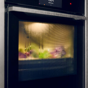 Neff Backofen mit Dampfgarfunktion und digitalem Display in moderner Einbauküche.