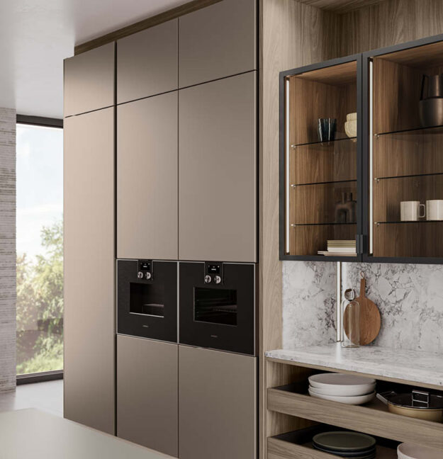 Detail einer modernen LEICHT Küche mit Hochschränken, Einbaugeräten und Vitrine im Küchenstyle