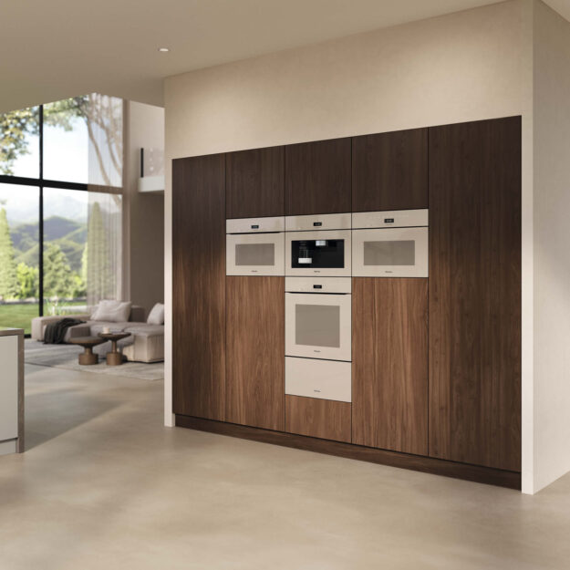 Miele Einbaugeräte wie Backofen und Kaffeevollautomat in moderner Holzdesignküche.