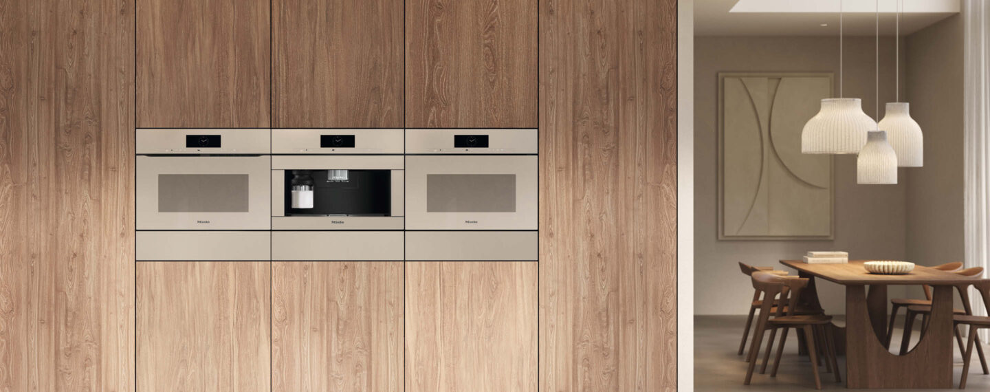 Einbau-Backofen und Kaffeevollautomat von Miele in moderner Holzdesignküche.