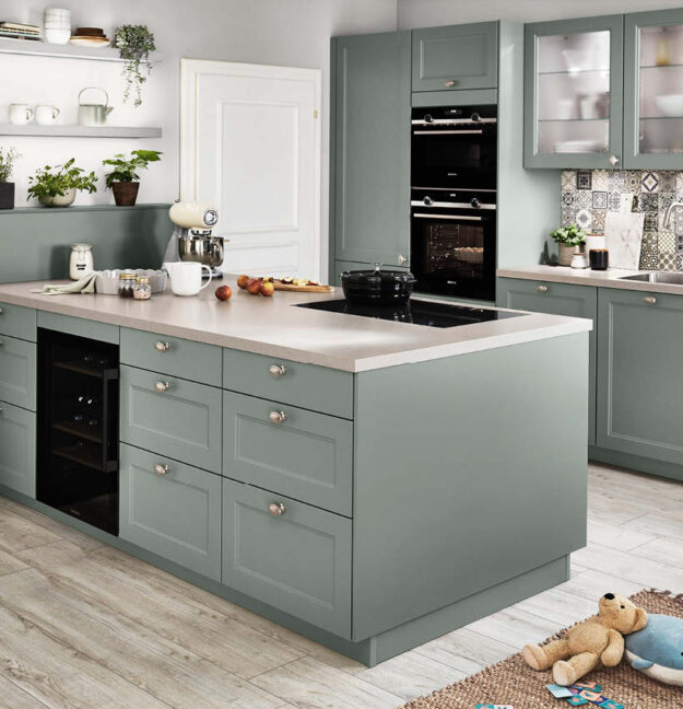Nobilia Landhausküche in Salbeigrün mit Kochinsel und moderner Einbauküche.