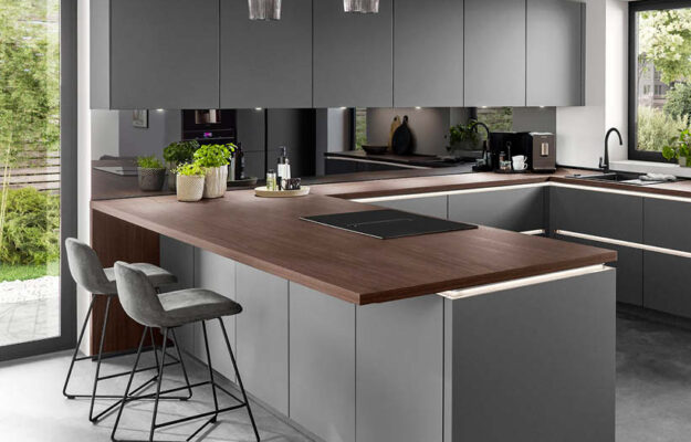 Grifflose Einbauküche mit großzügiger Arbeitsfläche in modernem Küchendesign.