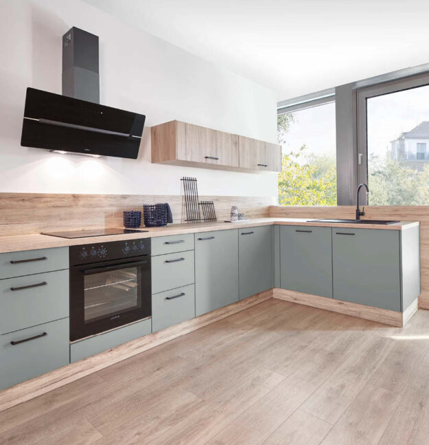 Klassische Küche von nobilia mit blau-grauen Fronten und Arbeitsplatte in Holzoptik erhältlich bei Küchenstyle