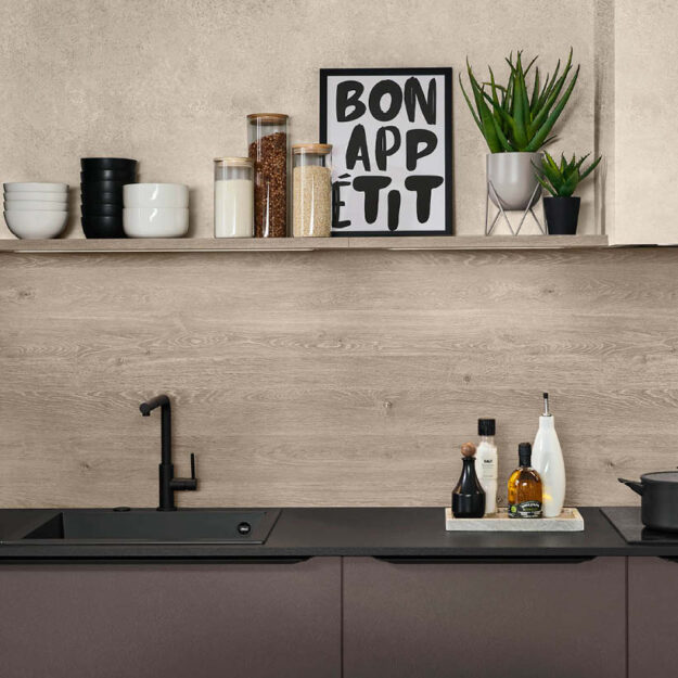 Nobilia Küchenrückwand in Holzoptik mit Spüle und Regal im Küchenstudio Küchenstyle Lübeck.