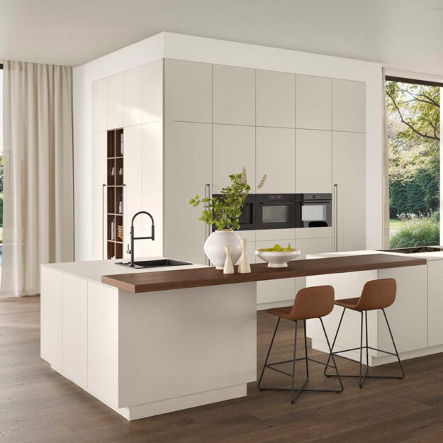 Nobilia Küche mit moderner Nischenrückwand und Kochinsel im Küchenstudio Küchenstyle Lübeck.