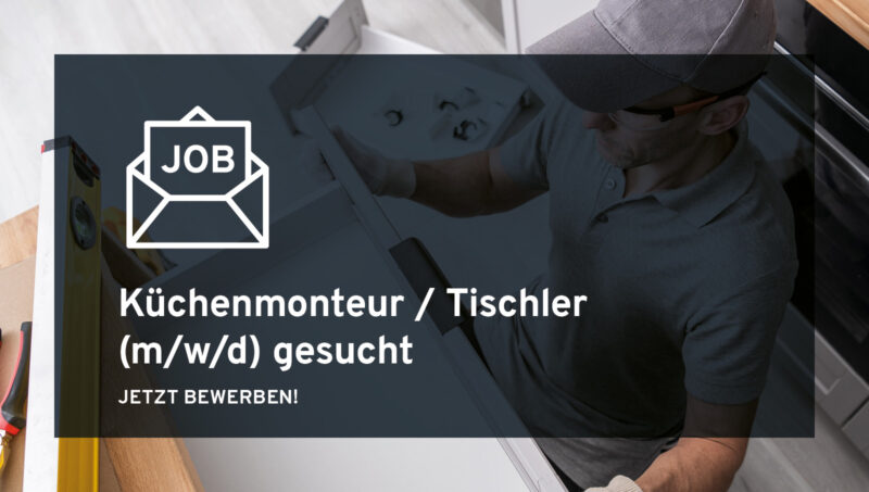 Banner mit dem Text „Küchenmonteur / Tischler (m/w/d) gesucht – Jetzt bewerben!“. Im Hintergrund montiert ein Handwerker mit Cap und Handschuhen eine Küchenschublade.
