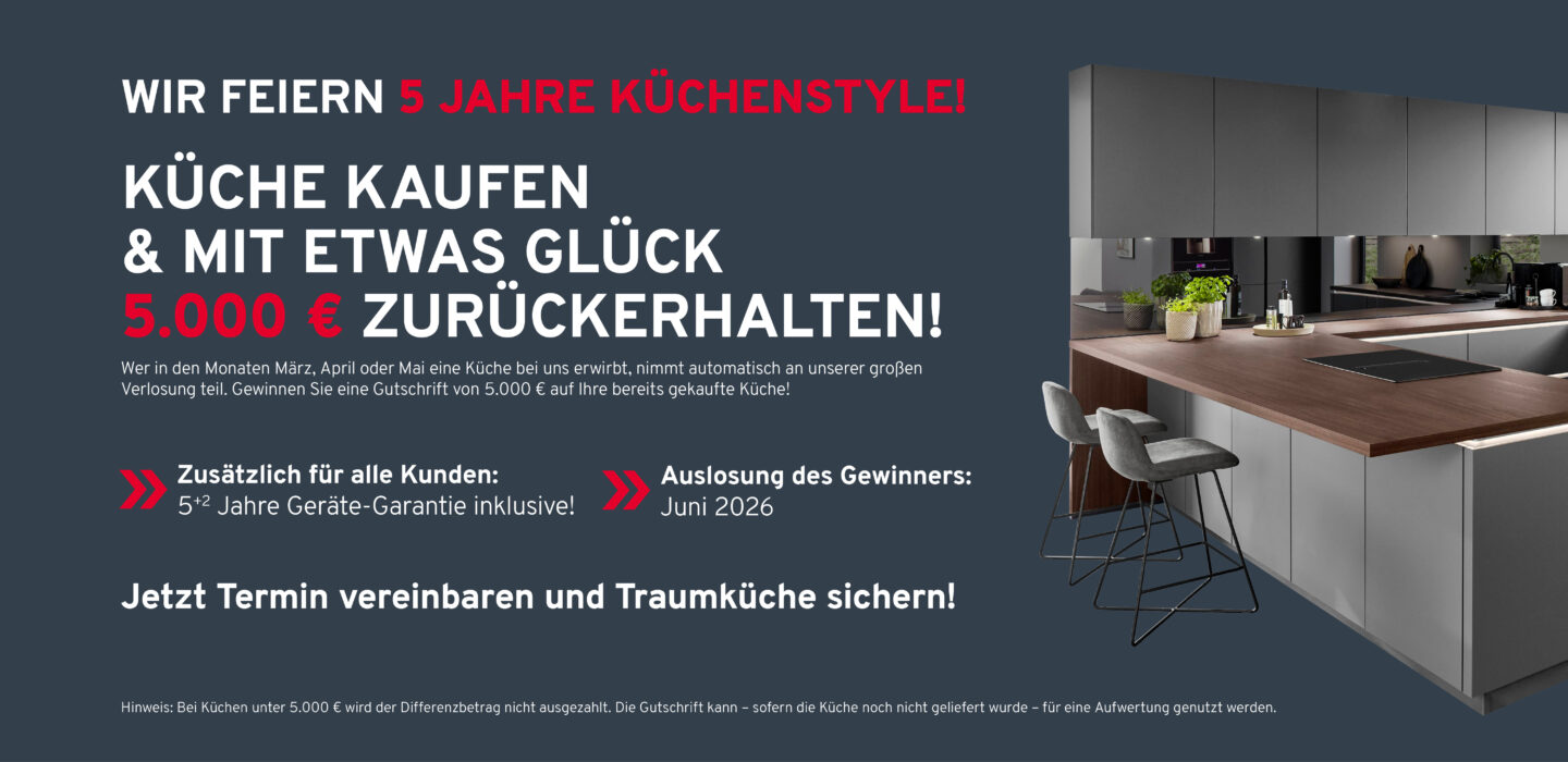 Banner zur Jubiläumsaktion „5 Jahre Küchenstyle“: Beim Küchenkauf 5.000 € gewinnen, inklusive 5+2 Jahre Geräte-Garantie. Abgebildet ist eine moderne graue Küche mit Holzarbeitsplatte und Kochinsel.