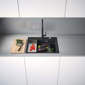 Franke Einbauspüle mit Zubehör wie Abtropfgitter und Einsatz, vorbereitetes Gemüse auf Arbeitsfläche in minimalistischer Küche