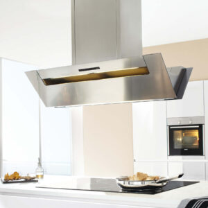 Berbel Inselhaube aus Edelstahl über Kochfeld in moderner weißer Küche, mit integrierter Beleuchtung und Kochszene darunter