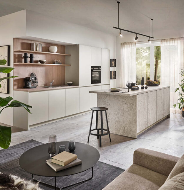 Klassische Inselküche von Häcker in hellen Farben in Wohnraum erhältlich bei Küchenstyle