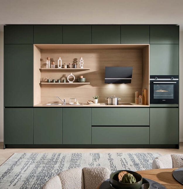 Häcker Einbauküche mit Kochinsel, Holzrückwand und modernen Einbaugeräten – hochwertige Küchenplanung bei Küchenstyle.