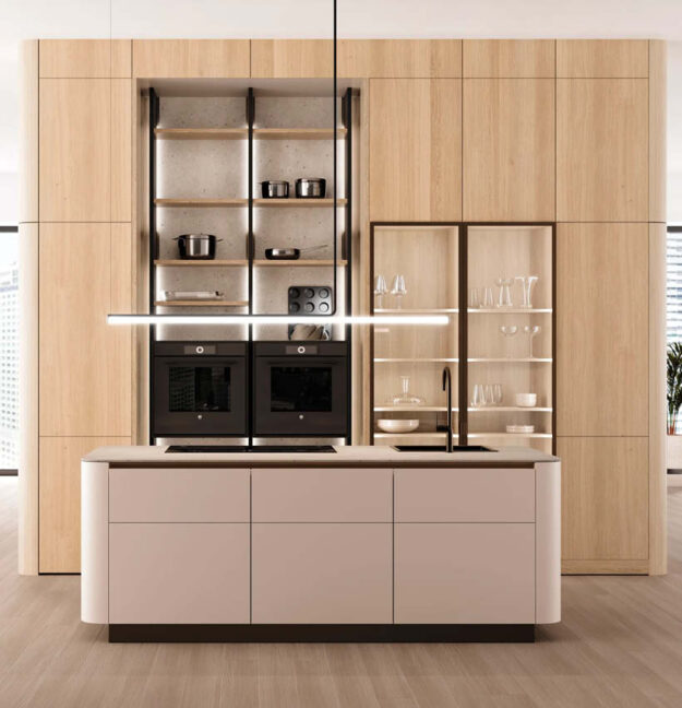 LEICHT Designküche mit Kochinsel, Holzfronten und beleuchteten Regalen im Küchenstyle