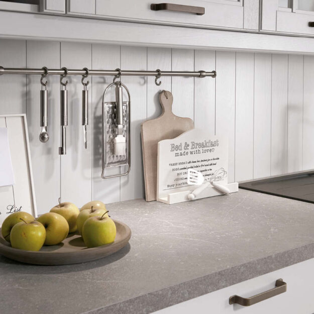 Küchenbegriffe: Steinarbeitsplatte mit Teller und Apfel darauf