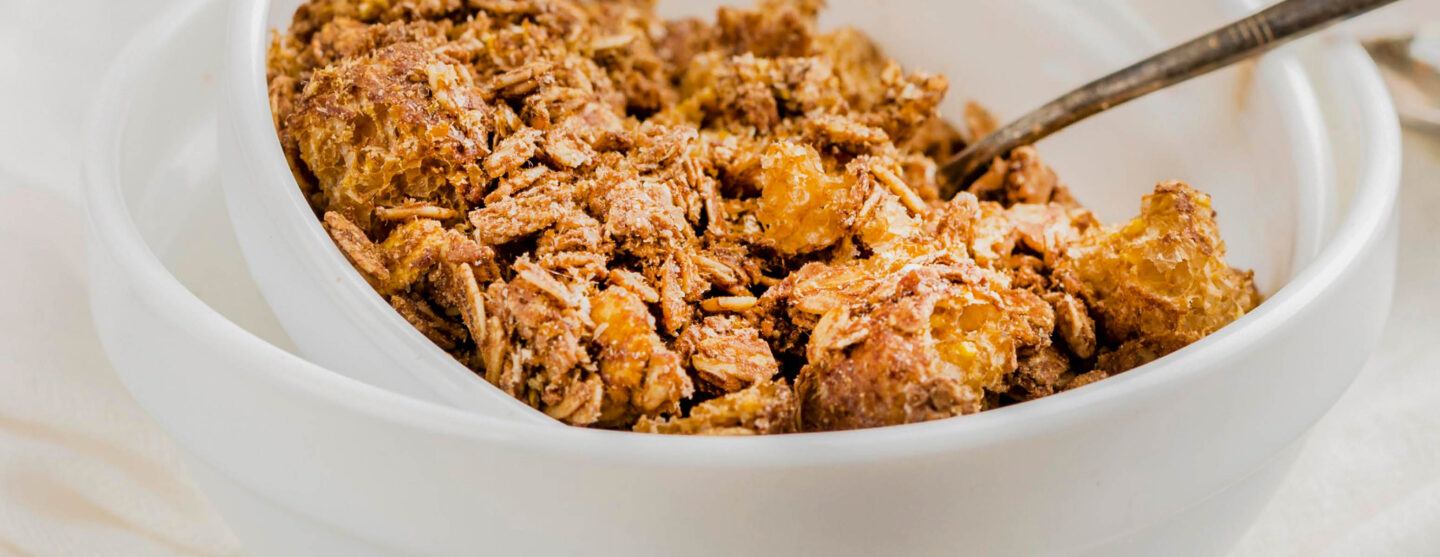 Bild von Granola in weißer Schüssel mit Löffel