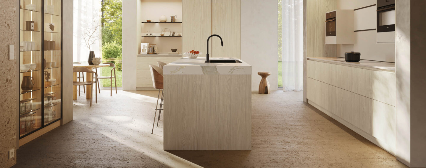 reduzierte Küche mit Fronten in Holzoptik von Rotpunkt in heller und freundlicher Wohnatmosphäre