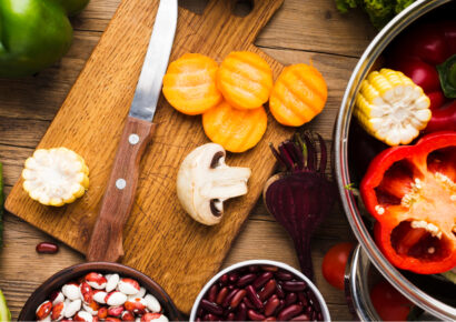 Frisches Gemüse mit Karotten, Paprika, Roter Bete und Blumenkohl auf einem Holzbrett