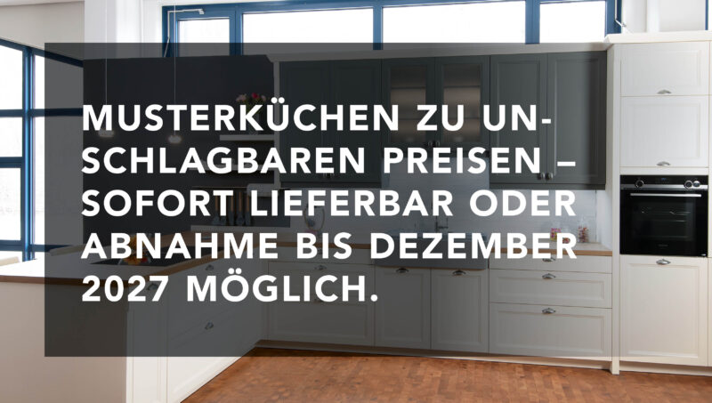 Moderne Musterküche in heller und dunkler Frontkombination mit eingebautem Backofen, Spüle und Oberschränken. Darüber liegt ein Werbetext: „Musterküchen zu unschlagbaren Preisen – sofort lieferbar!“.